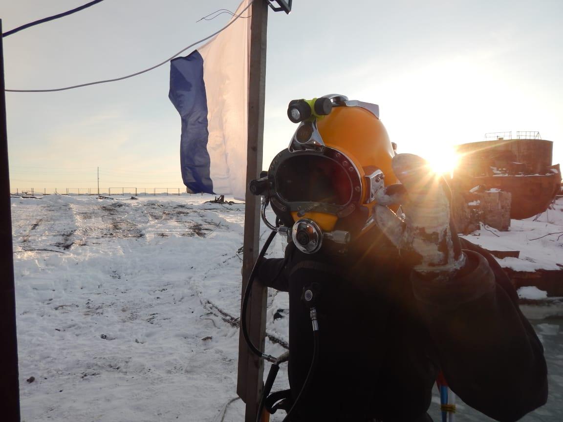 Nujna sprostitev edine plovne poti na poti do pristanišča. Daljnji vzhod. Ohotsko morje.