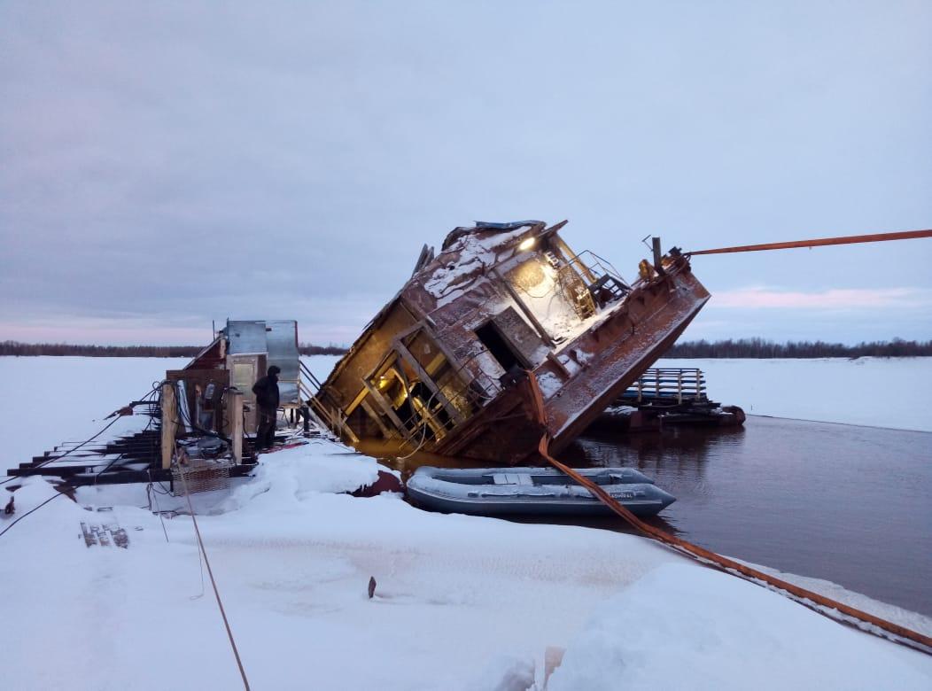 Dvigovanje potopljene črpalne postaje, ki tehta 390 ton, onkraj polarnega kroga. Khanty-Mansi avtonomni okrožje.